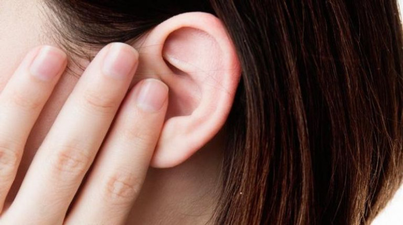 أعراض انسداد الأذن وأسبابه